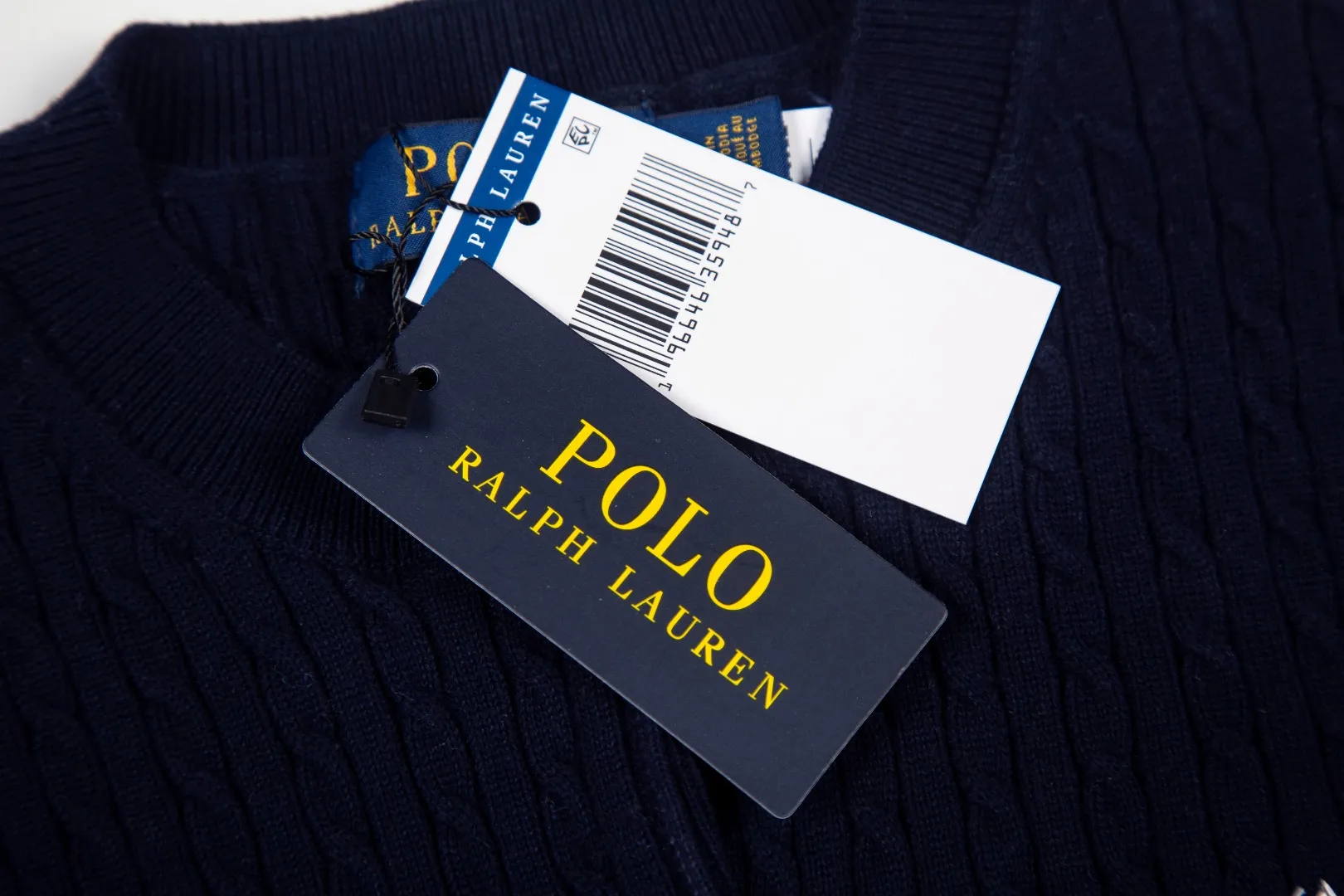 P196 White background picture [Evergreen for all seasons] Style number: 25123# Color: black/navy blue/almond/white Size: S-XL - Ralph Lauren/Ralph Lauren 2025FW Zhao Lusi's same solid color logo knitted versatile fine twist knitted buttoned long-sleeved cardigan - RL's classic fine twist cardigan 21S quality cotton yarn A cardigan that can be worn in all seasons Can be matched inside or outside Simple and clean basic color matching The upper body is clean and flawless. The comfort brought by imported cotton yarn is soft. An item that cannot be rejected.